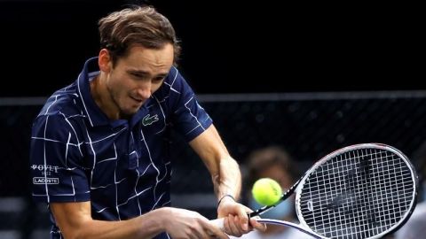 Medvedev remonta a Zverev para ganar en París su primer torneo del año