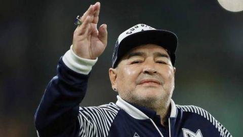 El médico de Maradona dice que el exfutbolista está lúcido y mejora