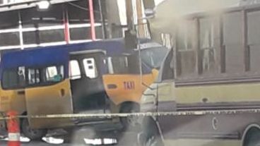 VIDEO: Taxi derriba poste sobre blvd. Insurgentes