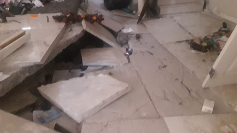 Familias continúan viviendo en casas colapsadas por deslizamientos