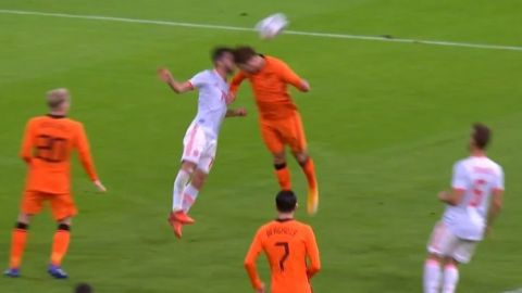 Futbolista sufre brutal cabezazo en el Holanda vs España