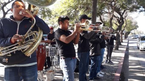 VIDEO: Músicos salen a tocar en las banquetas de Tijuana