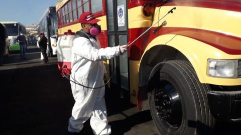 Sanitizan autobuses del transporte público en Tijuana