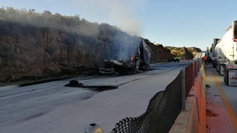 Se quema camión; cierran la carretera