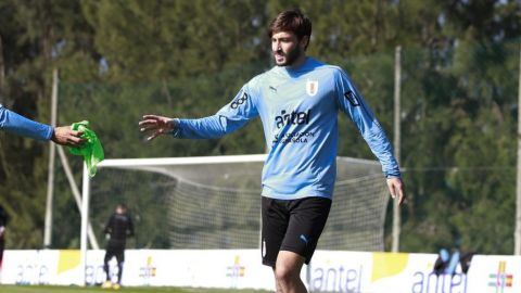 Matías Viña es baja de Uruguay tras dar positivo al COVID-19