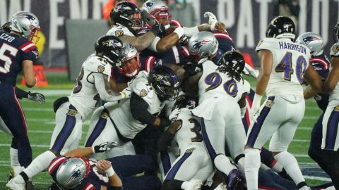 Patriots sorprenden a Ravens en plena tormenta