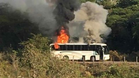 CJNG ataca comunidades e incendia 11 vehículos en Coalcomán