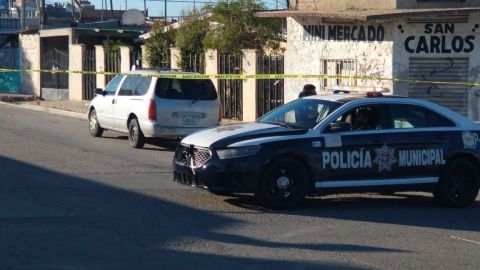 Encuentran dos cuerpos con huellas de violencia en un auto