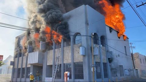 Se incendia edificio antiguo de CANACO en Mexicali