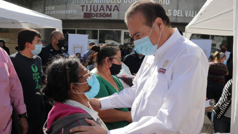 Entrega Arturo González apoyos a familias vulnerables en Terrazas del Valle