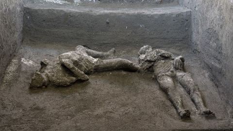Arqueólogos hallan dos cuerpos de la erupción en Pompeya
