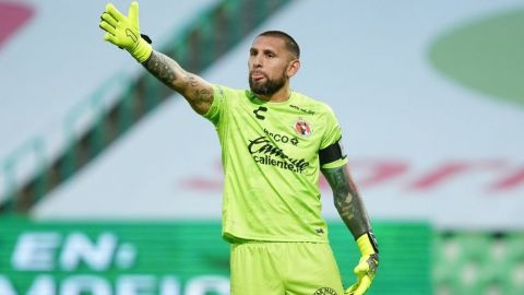Jonathan Orozco felicita a jugador de Santos