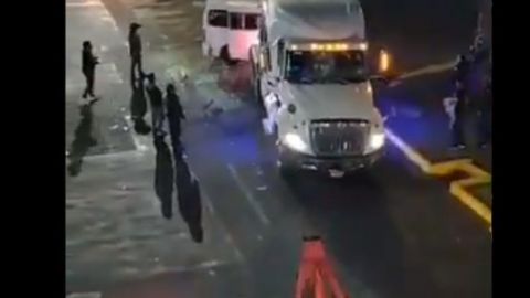 VIDEO: Chofer se gana enemigos, vandalizan su taxi, lo voltea tráiler