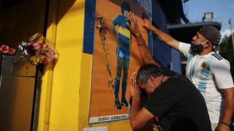 Argentina despide al Maradona mortal; celebra al mito