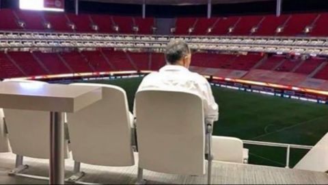 Benjamín Galindo apoya a sus Chivas en su palco