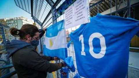 La 10 de Maradona y su retrato ya protegen al San Paolo de Nápoles