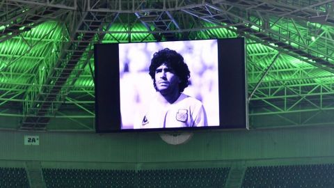 Respeto mundial en estadios tras muerte de Maradona; dicen es ‘eterno’