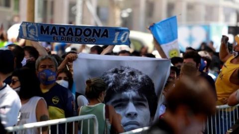 Leves incidentes tras el cierre de las filas para el velatorio de Maradona