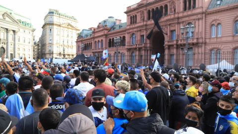 Extienden el velatorio de Maradona en medio de incidentes en los alrededores