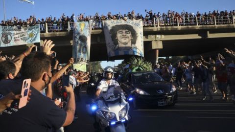 Los restos de Maradona llegan al cementerio para el último adiós
