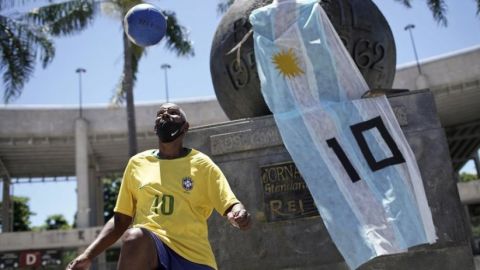 Brasileños lloran la muerte de su archirrival Maradona