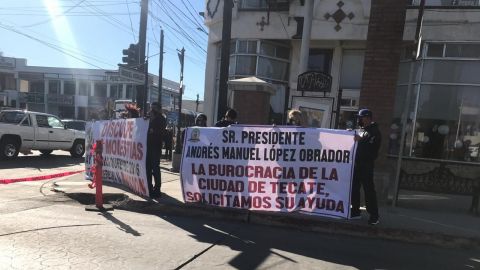 Burócratas se manifiestan en Palacio de Tecate; exigen pago de pensiones