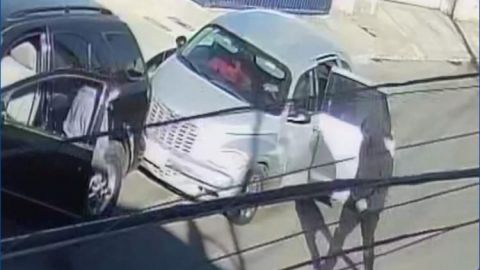 Video: Chocan a automovilista para robar su auto