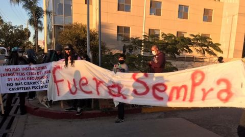 Reciben manifestantes a AMLO en Ensenada