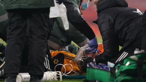 Raúl Jiménez fue trasladado a un hospital tras su choque con David Luiz