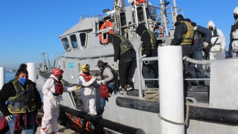Personal naval rescata a 13 personas a bordo de embarcación