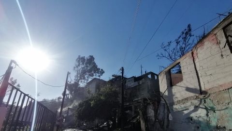 Residentes de Lomas del Rubí pierden todo en incendio