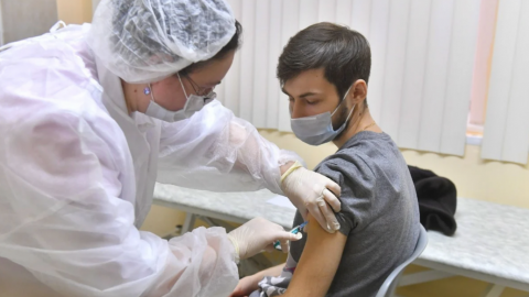 Rusia empieza a vacunar contra Covid-19