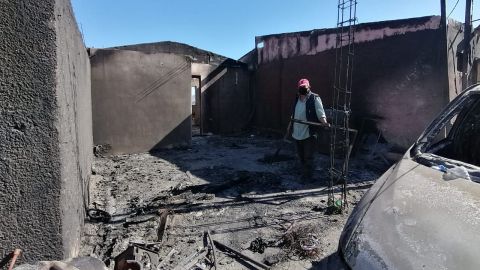 Familias, tras incendió de sus viviendas remueven los escombros