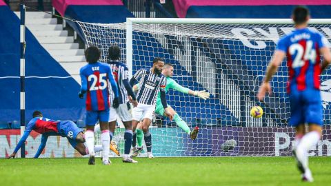 El Crystal golea a costa de un West Brom con diez