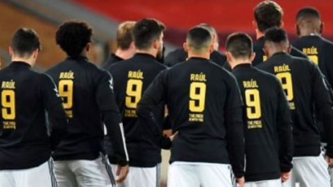 Wolverhampton sale con camisetas de apoyo a Raúl Jiménez