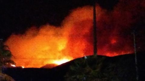 Tijuana envía Bomberos para reforzar en incendio de Valle de las Palmas