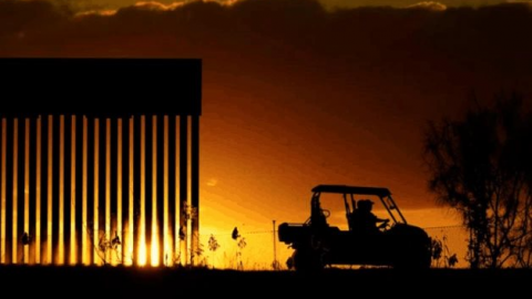 ''Mexicanos armados'' contratados para cuidar muro de Trump: NYT