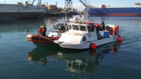 Rescatan marinos a 4 personas más en altamar