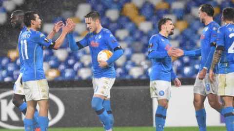 Lozano y Napoli avanzan en Europa League