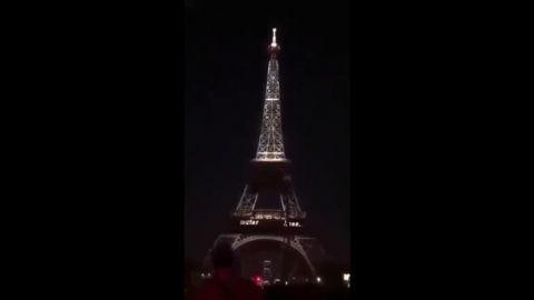 Video: La Torre Eiffel hace homenaje a víctimas de Covid