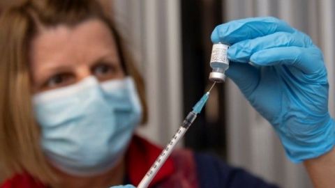 Avanza aval para vacuna de Pfizer en EU