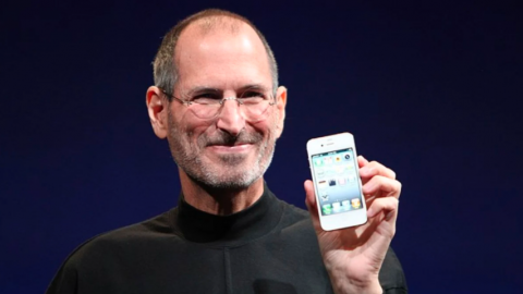 iPhone de 200 mil pesos que trae un pedazo del suéter de Steve Jobs