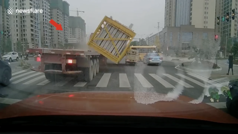 VIDEO: Tablas de cemento aplastan auto al caerse de un camión