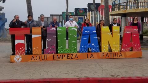Reinauguran muro ''Tijuana, aquí empieza la patria'' en malecón de Playas