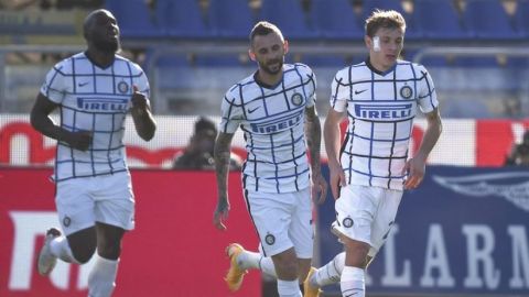 Inter apabulla al final para vencer 3-1 a Cagliari