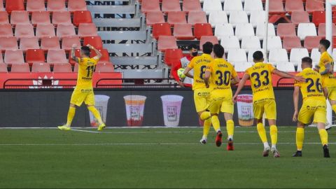 El Málaga hace sufrir a un Almería que acaba celebrando el triunfo