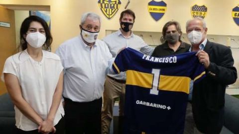 Papa Francisco recibe carnet de socio número 1 de Boca Juniors