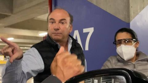Hombre agrede a mujer embarazada en estacionamiento; lo bautizan 'Lord Pateador'