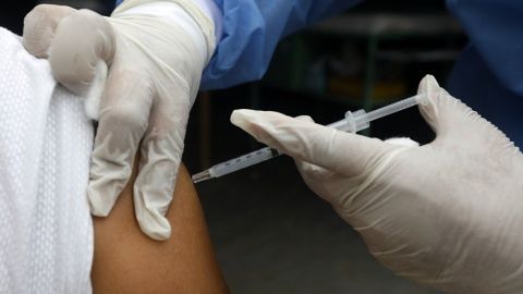 Empleado sanitario de EU sufre fuerte reacción alérgica con vacuna antiCOVID