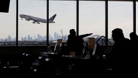 Trabajadores de aviación piden ser considerados para vacuna